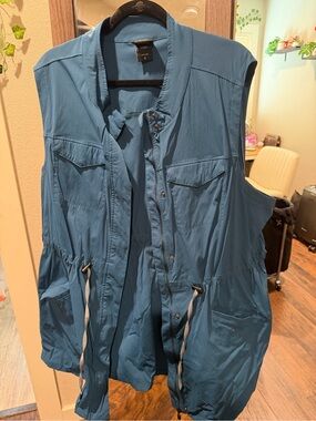 Sleeveless Utility Vest in Teal Blue